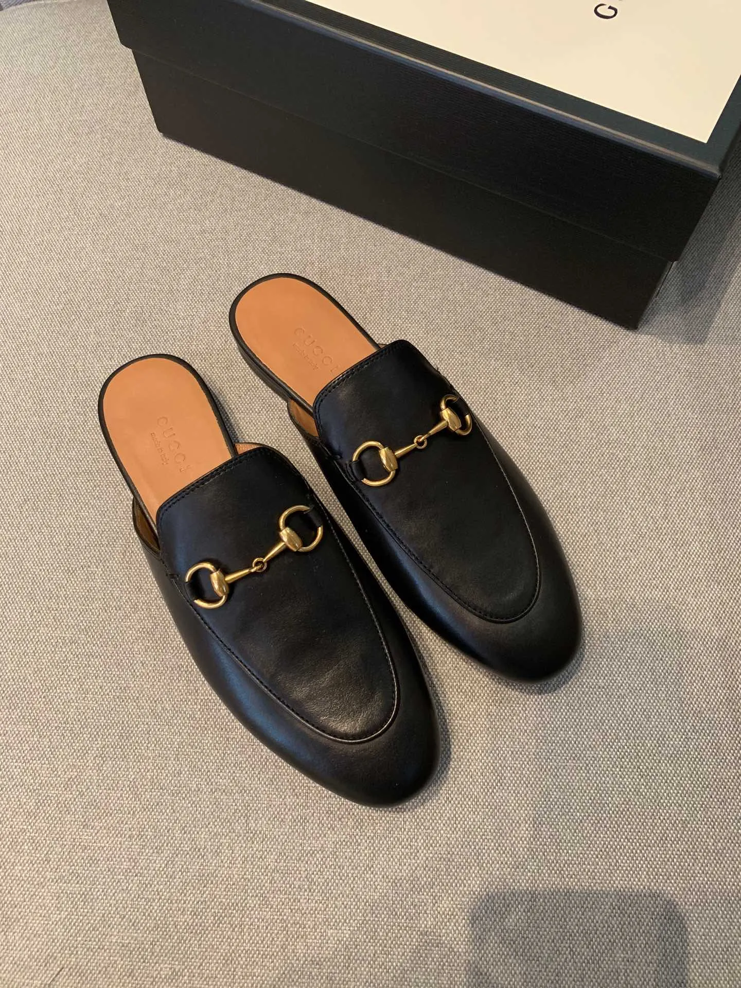 👟👟Ex-factory price 360👟👟 Women's Shoes Women's Clothing Women's Shoes Women's Clothing Women's Shoes Women's Clothing Gucci's classic evergreen horsebit half-flop, the quality of our G series is known to all customers who have tried it. The black upper is made of original imported calfskin, the lining is water-dyed cowhide, and the outsole is imported Italian grade A leather! Pure copper horsebit! The shape of the last is completely comparable to the original product, and the workmanship details are perfect. Welcome to compare🆚 35-40 regular size, 40 customized,